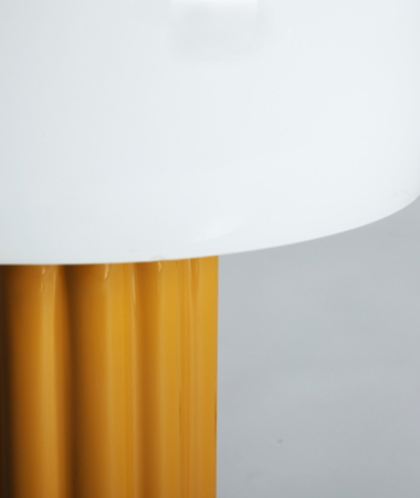 Lampă masă fier galben-muștar TRESA – titlu imagine principală [1]