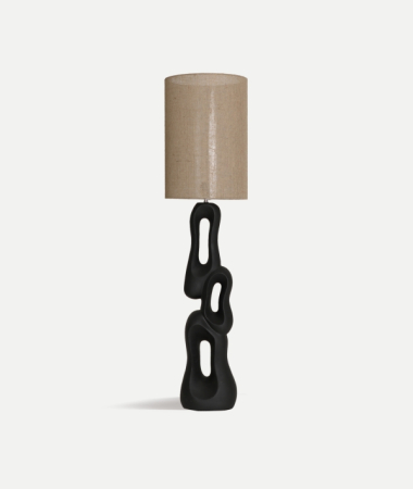 Corpuri de iluminat - Lampă de masă cu bază sculpturală neagră, în zale groase, și abajur din rafie bej