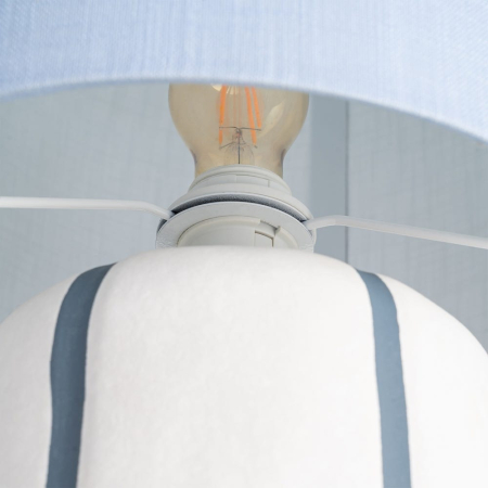 Lampadar din ceramică albastru deschis – abajur textil cilindric și bază albă cu linii discrete [2]