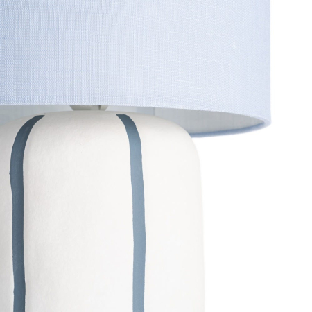Lampadar din ceramică albastru deschis – abajur textil cilindric și bază albă cu linii discrete [1]