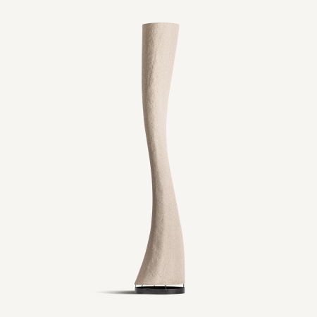 Stil de design - Lampadar crem cu formă curbă în S, ca o panglică, din fibră acoperită cu rășină mată