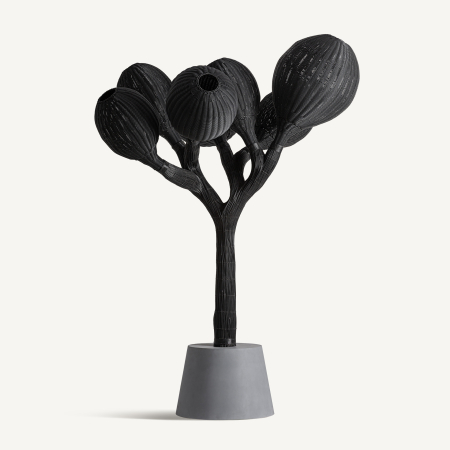 Stil de design - Lampadar în formă de copac cu ramuri împletite și șapte globuri pe bază gri tronconică