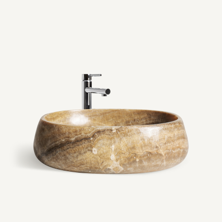 Stil de design - Lavoar oval din onix cu vene în valuri de miere și caramel și robinet cromat înalt