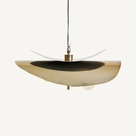 Lustre, Lampi suspendate - Lustră cu abajur curbat din metal auriu, interior negru, lamă lucioasă deasupra și două becuri