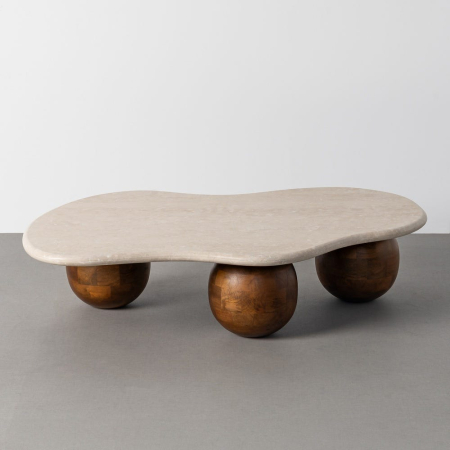 Stil de design - Masa de cafea cu blat neregulat din marmura si trei picioare sferice din lemn de mango