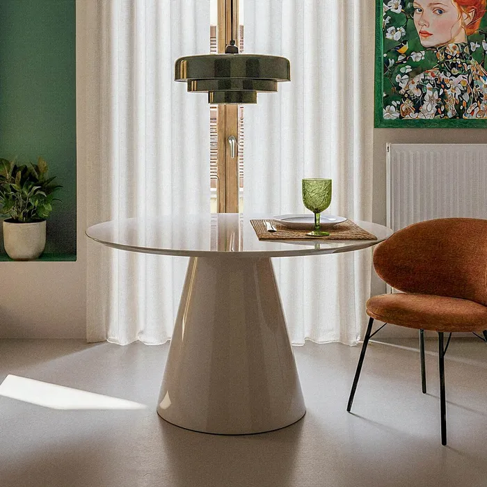 Colectia noua - Masă de dining rotundă taupe din MDF cu picior conic și finisaj lucios