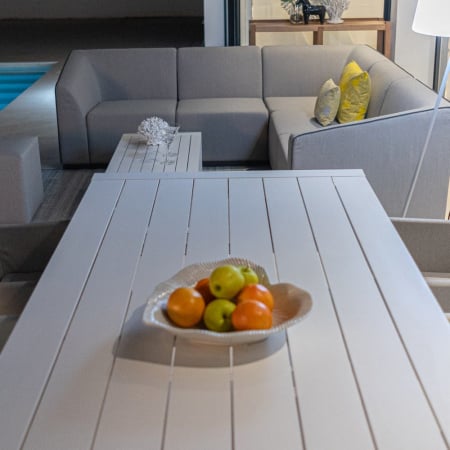 masă IO – aluminiu alb mat, design minimalist, mobilier exterior [1]