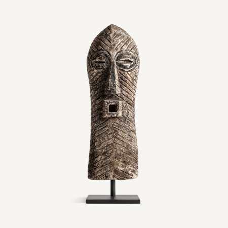 Statuete si Sculpturi - Mască alungită din lemn cu vârf ascuțit, crestături în V și ochi rotunzi, pe suport metalic negru