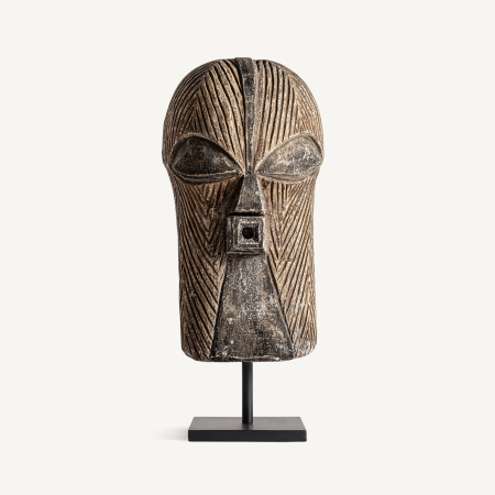 Statuete si Sculpturi - Mască din lemn cu striuri în zigzag, ochi migdalați și gură pătrată, pe suport metalic negru