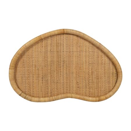 Măsuță de cafea din ratan natural în stil boho organic cu formă fluidă și blat împletit manual, ideală pentru interioare luminoase și naturale. [6]