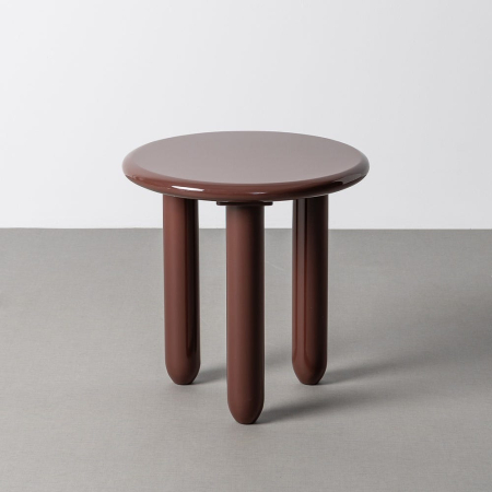 Masuta laterala din MDF lacuit garnet cu trei picioare cilindrice