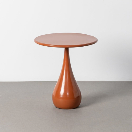 Mobilier - Măsuță laterală din metal terracotta cu blat rotund și picior în formă de picătură lângă un perete alb