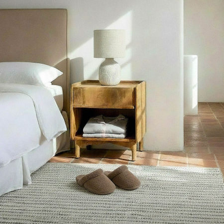 Noptiere - Noptiera din lemn de mango natural cu sertar si raft – vedere frontală, sertar superior și raft deschis, muchii rotunjite.