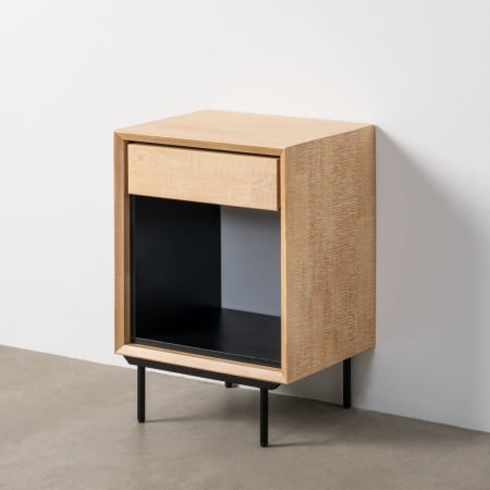 Noptieră din lemn natur cu sertar și nișă picioare metalice negre – imagine principală Colectia noua - Noptieră din lemn natur cu sertar și nișă picioare metalice negre – imagine principală