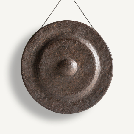 Decoratiuni metalice - Panou rotund din bronz maro bătut, cu inele concentrice, bosă în centru și cabluri de agățare