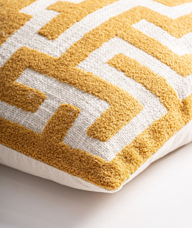 Pernă decorativă din bumbac bej cu detalii ocru [2]