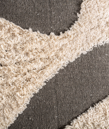 Pernă decorativă Sahun alb murdar cu detalii gri 45x45 cm [3]