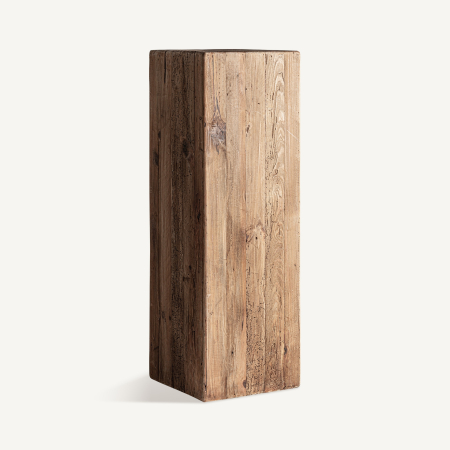 Stil de design - Stâlp pătrat înalt din planșe verticale de pin reciclat cu noduri și crăpături fine