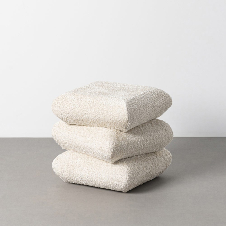 Taburete in Stil Scandinav - Puf din stofă crem cu design cu volume rotunjite