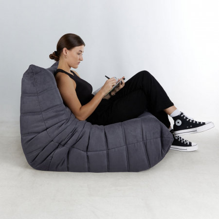 Puf catifelat gri închis cu pliuri elegante, perfect pentru colțuri de relaxare [1]