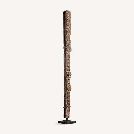 Stil de design - Grindă de lemn de tec cu frunze, rozete și panouri sculptate, pe bază pătrată neagră