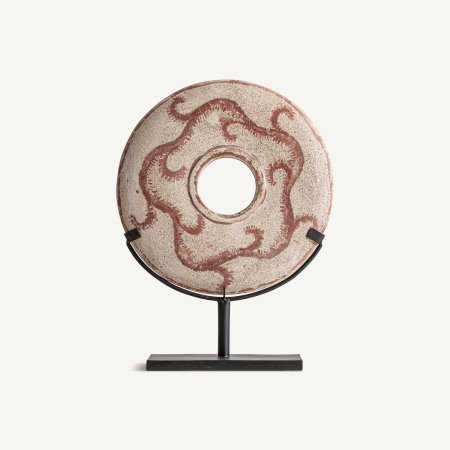 Obiecte decorative - Disc de piatră crem cu orificiu central și motiv roșcat în spirale, prins într-un suport metalic negru