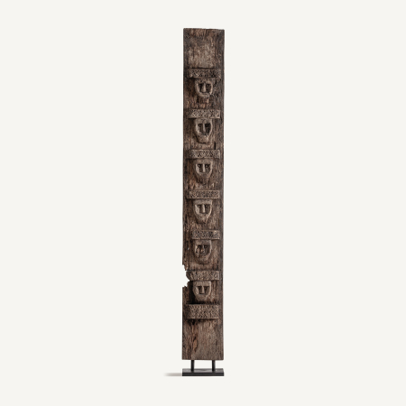 Obiecte decorative - Sculptură verticală din lemn de suar cu șase fețe sculptate una sub alta, pe soclu negru
