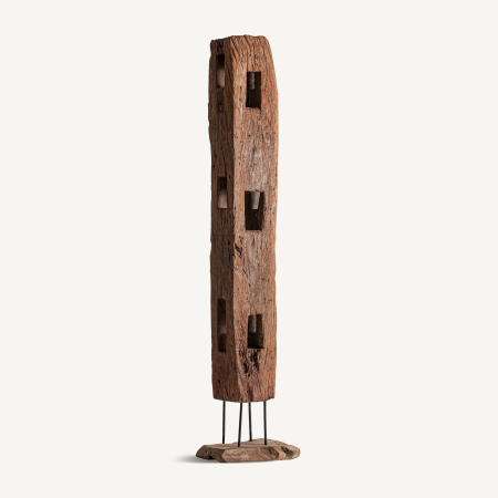 Stil de design - Sculptură verticală dintr-o grindă de lemn recuperat cu deschideri dreptunghiulare, pe tije negre și soclu