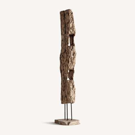 Stil de design - Sculptură verticală din lemn recuperat cu goluri și noduri la vedere, pe tije negre subțiri