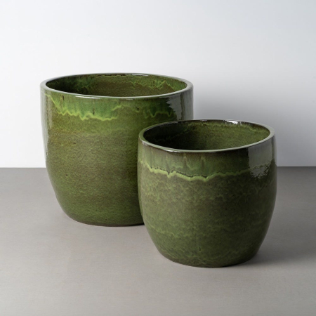 Obiecte decorative in Stil Organic - Set 2 ghivece mari rotunjite din ceramică verde glazurată cu margine îngroșată pentru terasă și intrare