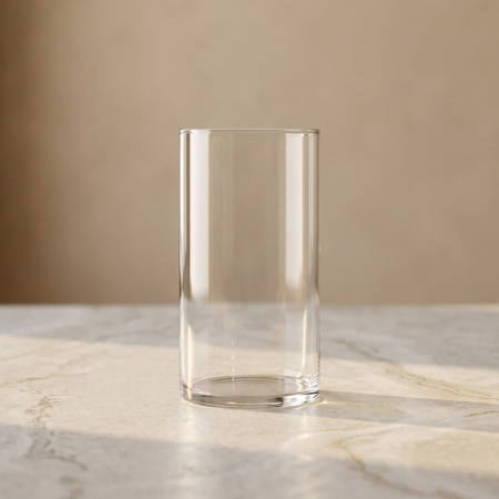 Obiecte decorative in Stil Contemporan - Set 2 vaze cilindrice din sticlă transparentă tăiată la rece pe o masă de marmură