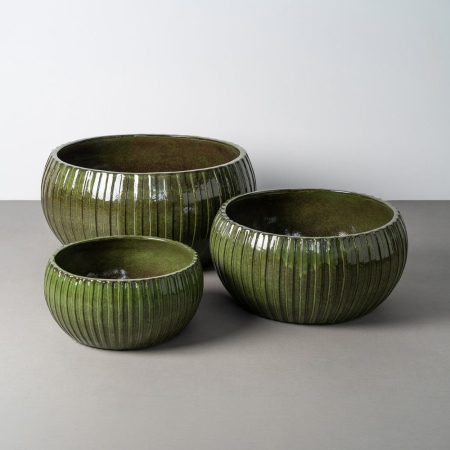 Obiecte decorative - Set 3 ghivece late și joase din ceramică verde glazurată cu nervuri verticale în trei mărimi pentru terasă