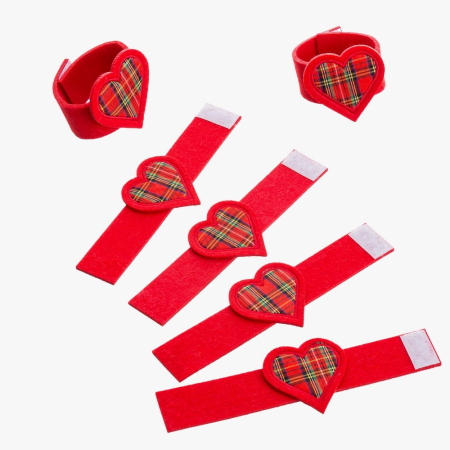 Obiecte decorative - Set 6 suporturi de șervețele din fetru roșu cu inimioară în carouri pentru masa de Crăciun
