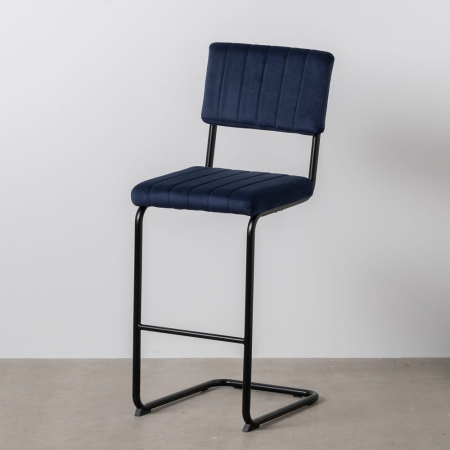 Scaun bar albastru din catifea matlasată cu cadru metalic negru – stil horeca modern