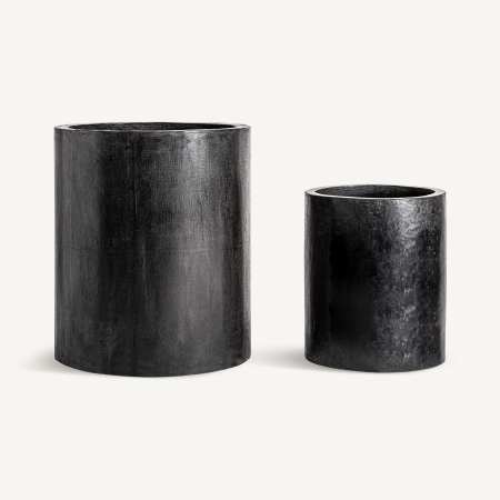 Obiecte decorative in Stil Industrial - Două ghivece cilindrice negre mate, unul înalt și unul mic, cu pereți drepți și netezi