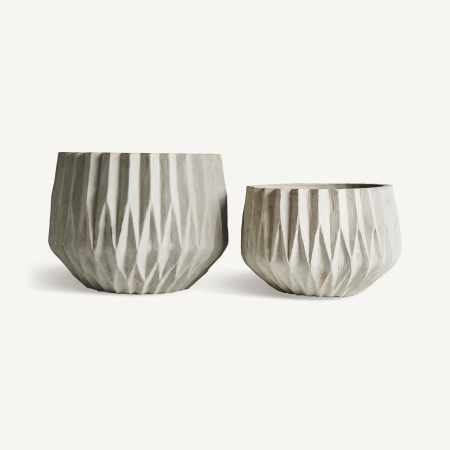 Două ghivece albe din ceramică, cu fațete verticale în relief și margine dințată