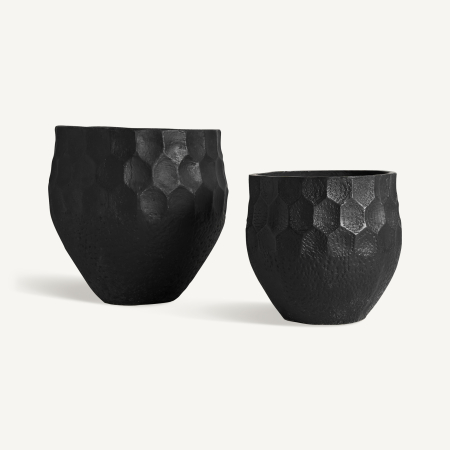 Stil de design - Două ghivece negre din teracotă, de mărimi diferite, cu fațete hexagonale în relief pe umeri
