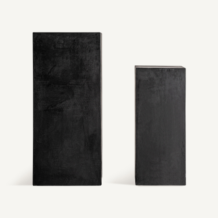 Stil de design - Două coloane pătrate negre din teracotă mată și ușor pătată, una înaltă și una mai joasă