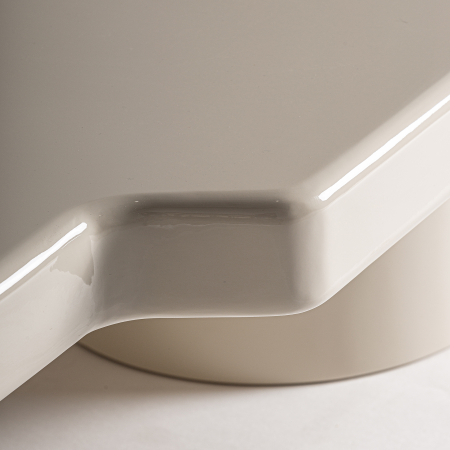 Set de mese Novara cu finisaj lucios bej, design Art Deco reinterpretat. [1]