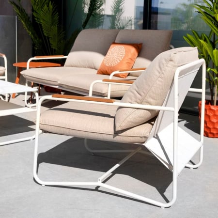 Set mobilier exterior cu accente lemn, cadru metalic rotunjit și masă cu raft [7]