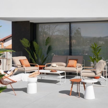 Set mobilier exterior cu accente lemn, cadru metalic rotunjit și masă cu raft [3]