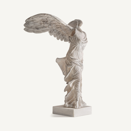 Obiecte decorative - Statuetă din rășină ivoire cu figură înaripată, drapaj în falduri și aripi desfăcute, în stil antic