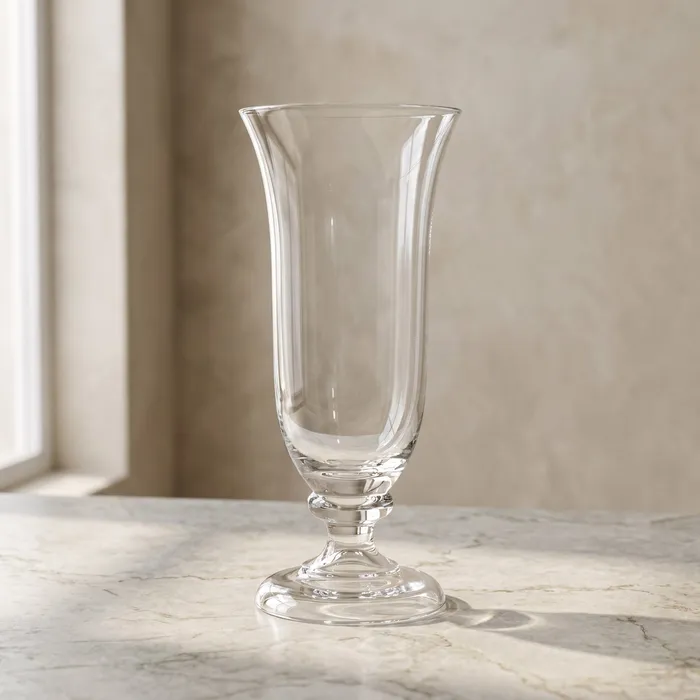 Vază din sticlă transparentă cu formă de cupă și picior decorativ