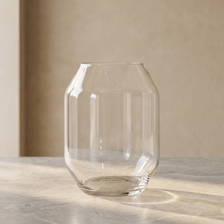 Obiecte decorative in Stil Contemporan - Vază din sticlă transparentă tăiată la rece cu corp ovoid și bază îngustă pe o masă de marmură