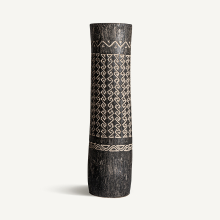 Stil de design - Vază cilindrică înaltă din lemn de palmier maro închis, cu benzi geometrice sculptate pale