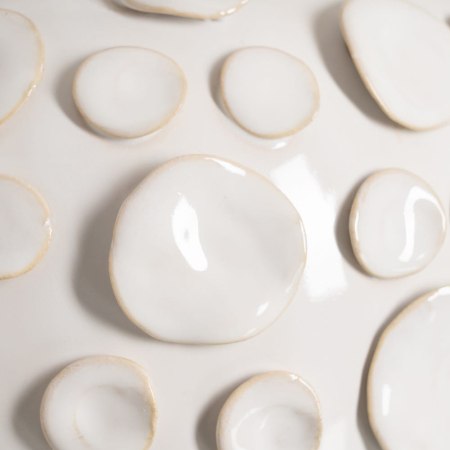 Veioză albă din ceramică cu textură reliefată și abajur conic [4]