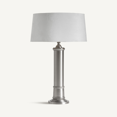 Stil de design - Veioză cu coloană cilindrică argintie cu inele, bază rotundă în trepte și abajur conic alb-murdar