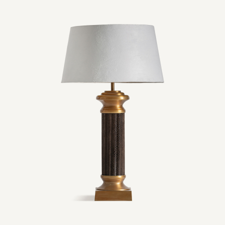 Stil de design - Veioză cu coloană închisă la culoare, inele aurii și abajur conic alb-murdar pe plintă pătrată