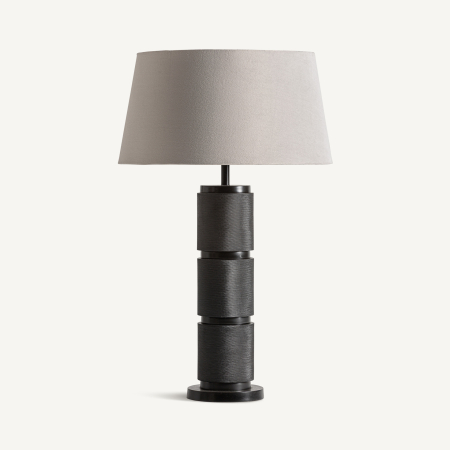 Stil de design - Veioză cu postament din trei cilindri negri suprapuși pe talpă rotundă și abajur conic alb-murdar