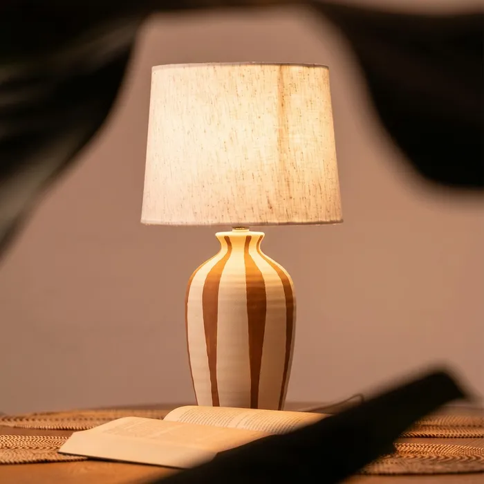 Iluminat in Stil Japandi - Veioză din ceramică cu dungi decorative și abajur textil generos
